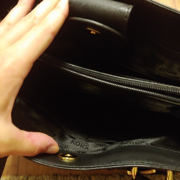 Michael kors purse /crossbody - Picture 4 of 7